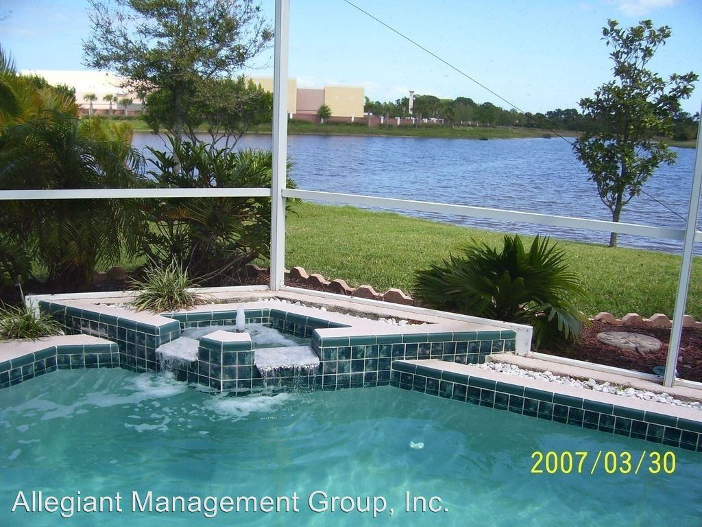 560 Wickham Lakes Dr - Photo 3 of 14