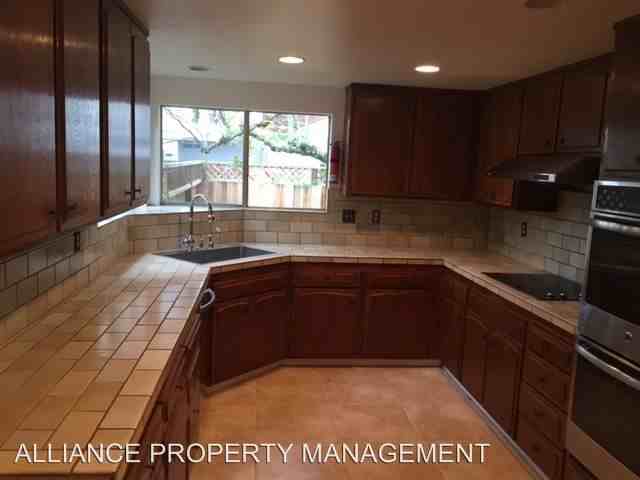 555 Rosedale Ave - Photo 3 of 15