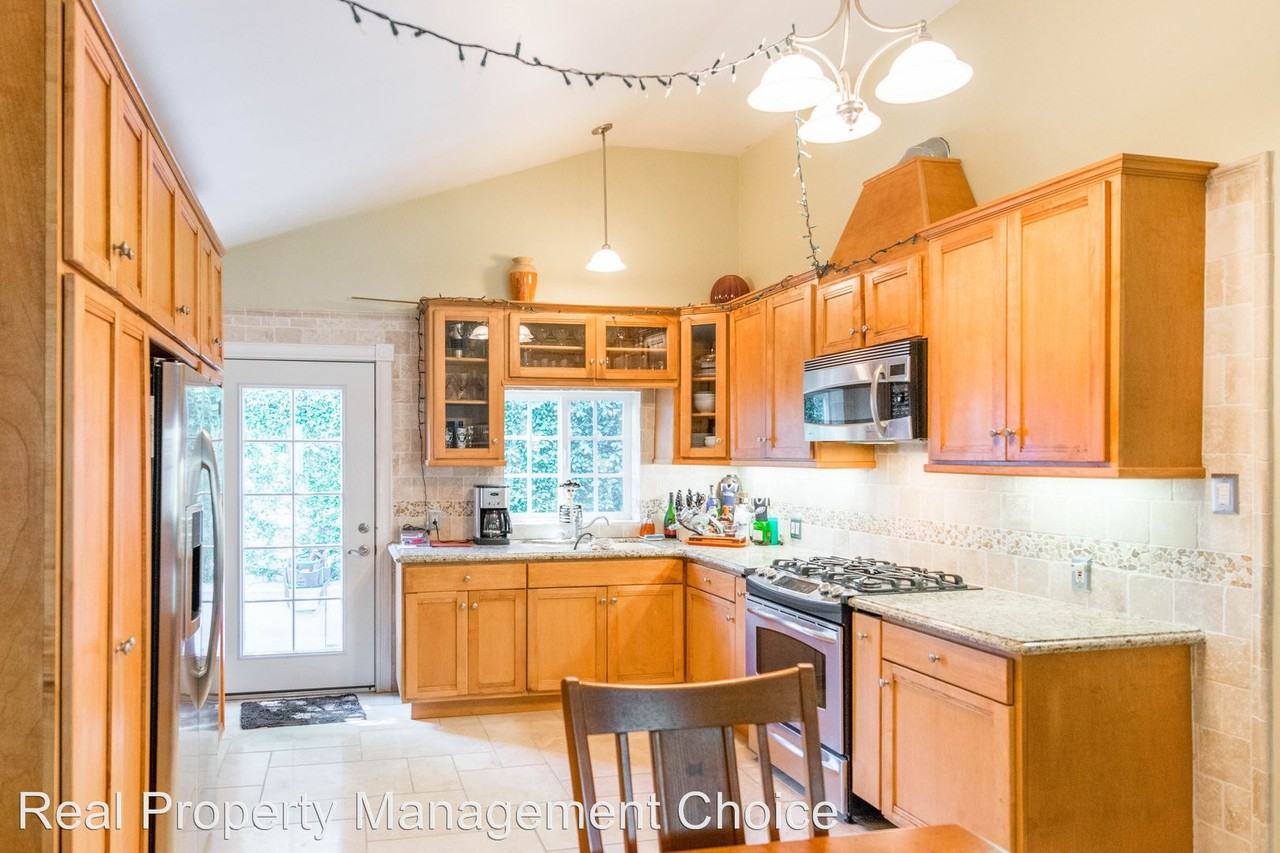 214 E Ellis Ave - Photo 3 of 13