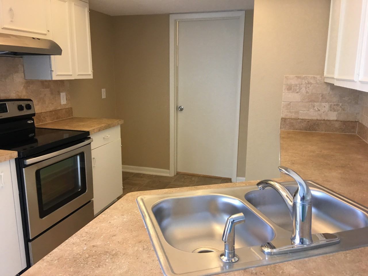 1514 Regina Ct S - Photo 2 of 16