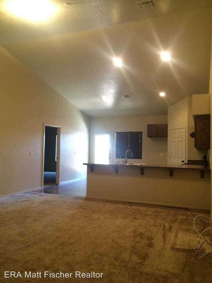 9237 E 31st Ln - Photo 2 of 8
