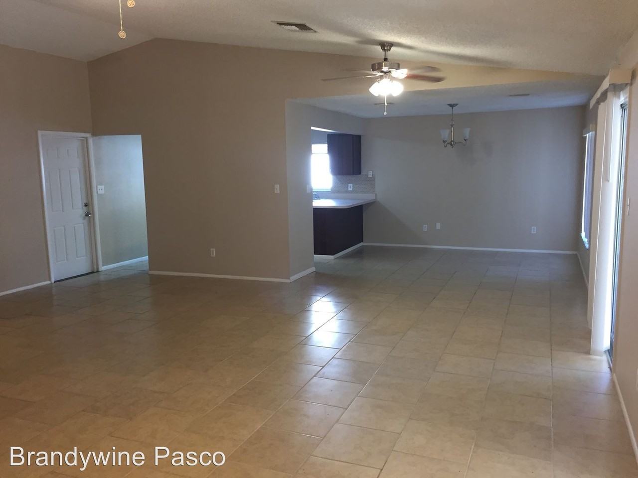 28305 International Dr - Photo 3 of 7