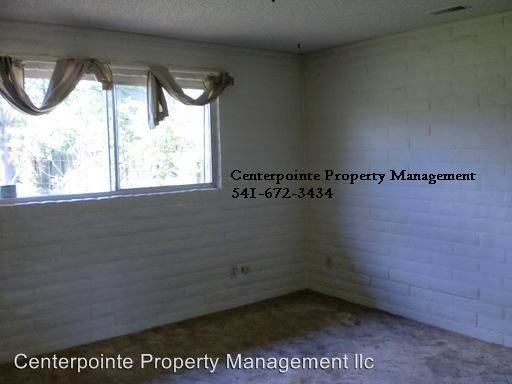 178 NE Garrecht St - Photo 3 of 16