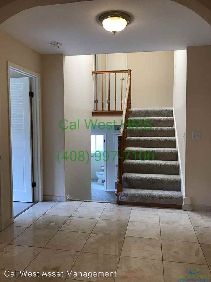 1233 Sargent Dr - Photo 3 of 18