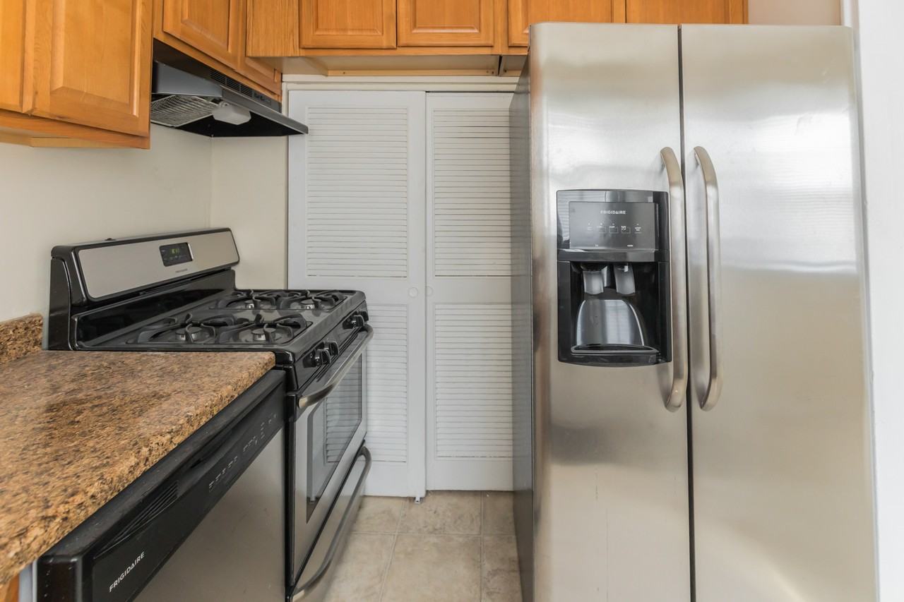 2580 Iverson St - Photo 3 of 11