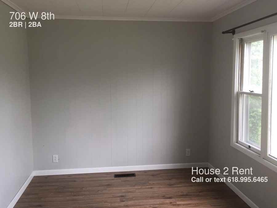 706 W 8th St - Photo 3 of 6