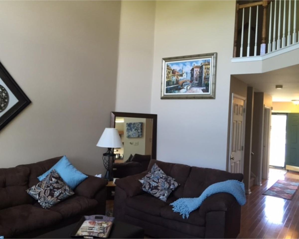 559 Broxton Ct - Photo 3 of 17