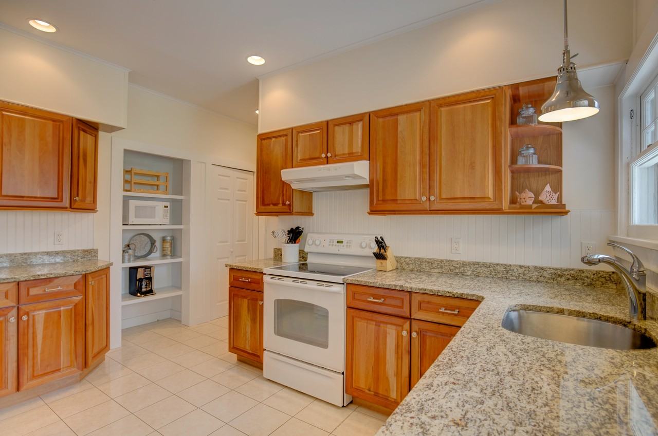 1285 Bayberry Rd - Photo 3 of 15