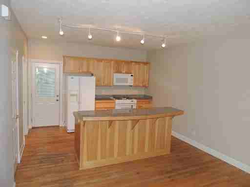 561 NE Roberts Ave - Photo 3 of 15