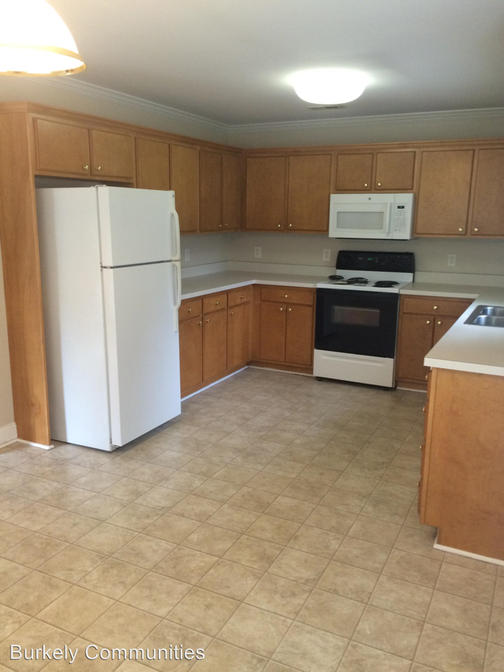 1809 Lakemont Dr - Photo 3 of 4