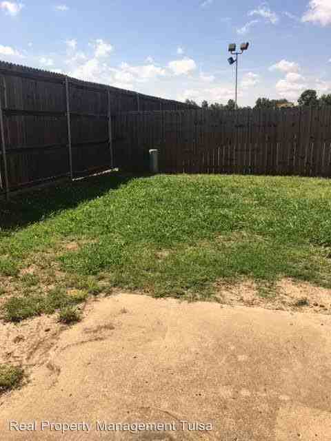 4329 S Maplewood Ave - Photo 3 of 10