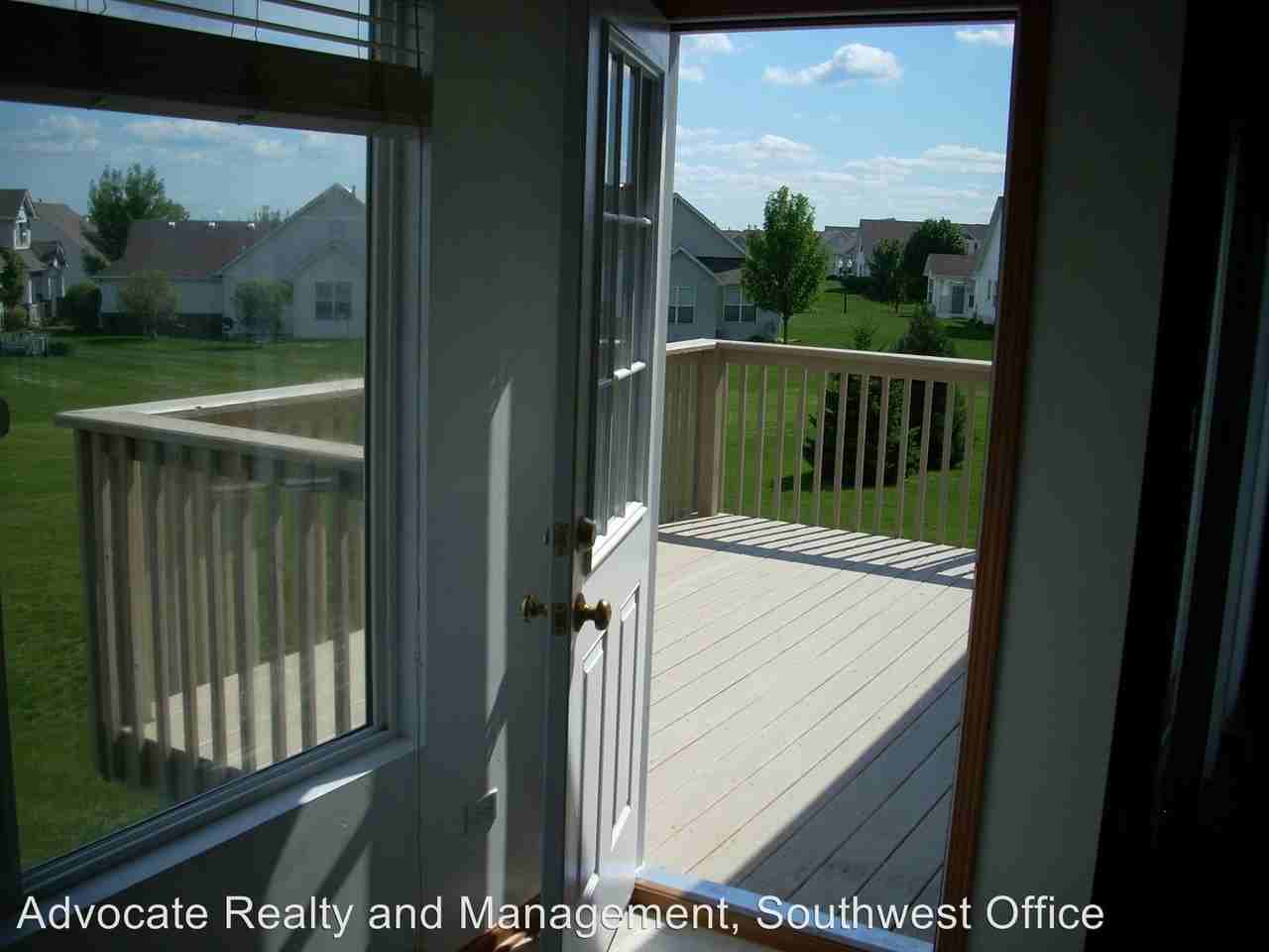 1635 Fieldstone Dr S - Photo 3 of 12