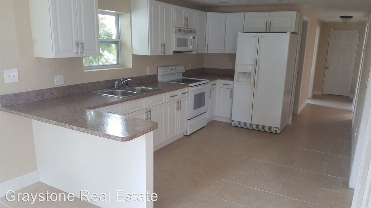 619 W 8th St - Photo 2 of 4