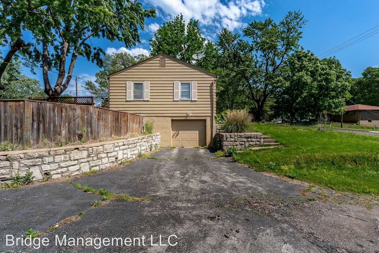 3350 N 61st St - Photo 2 of 15