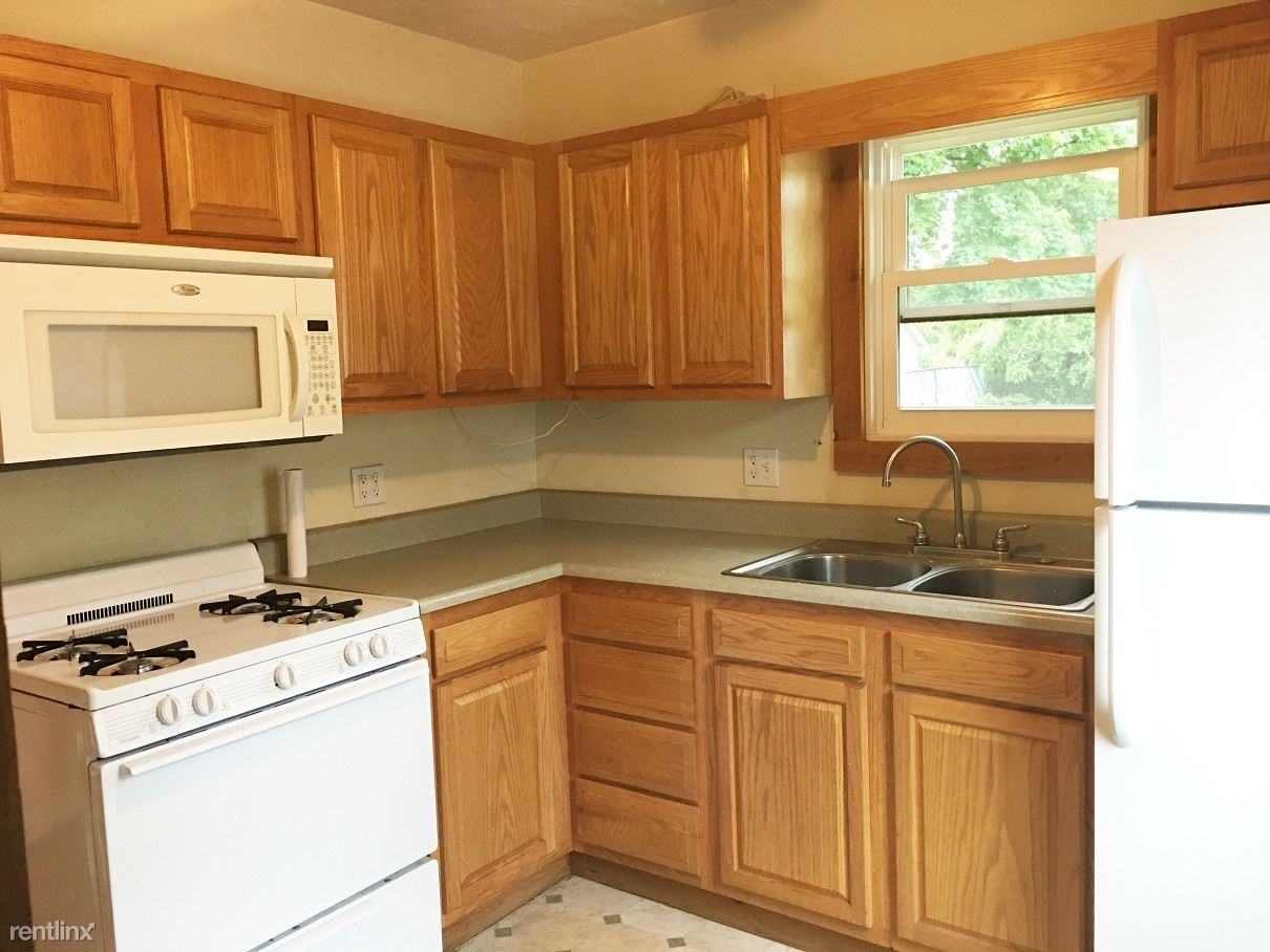 579 Upton Ave - Photo 3 of 10