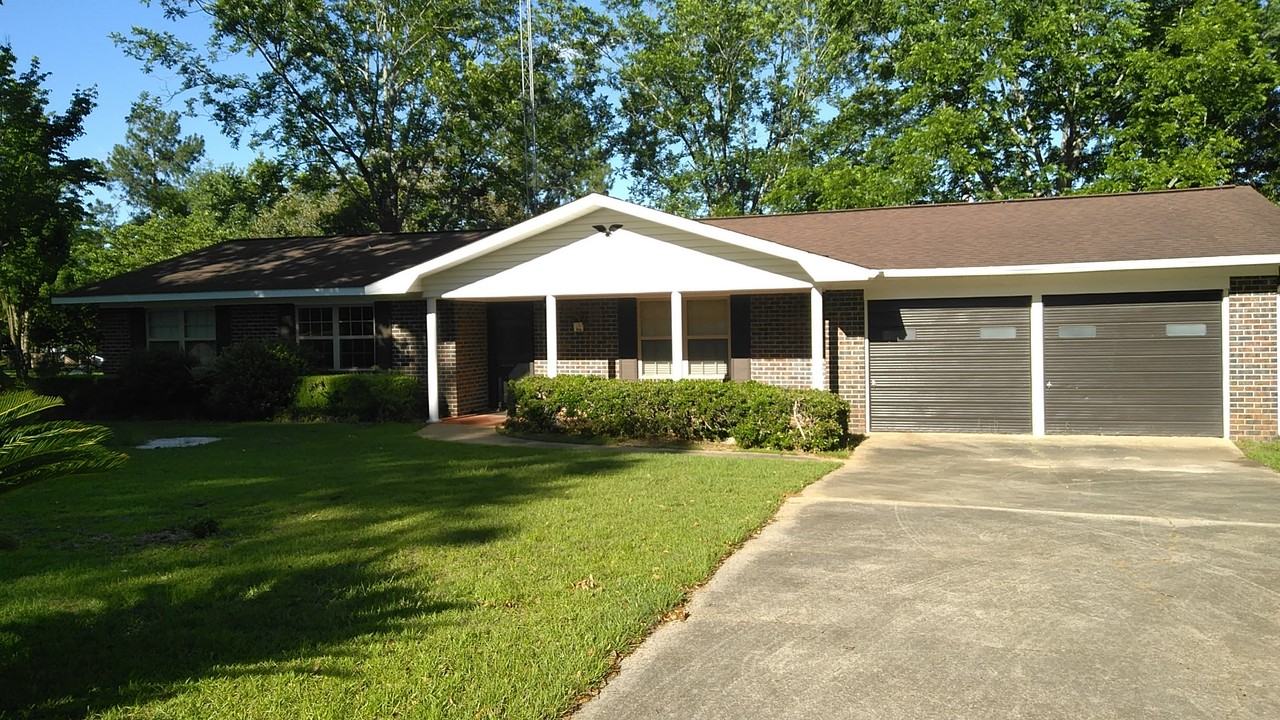 102 Victoria Dr, Enterprise, AL 36330 3 Bedroom Apartment for 1,000