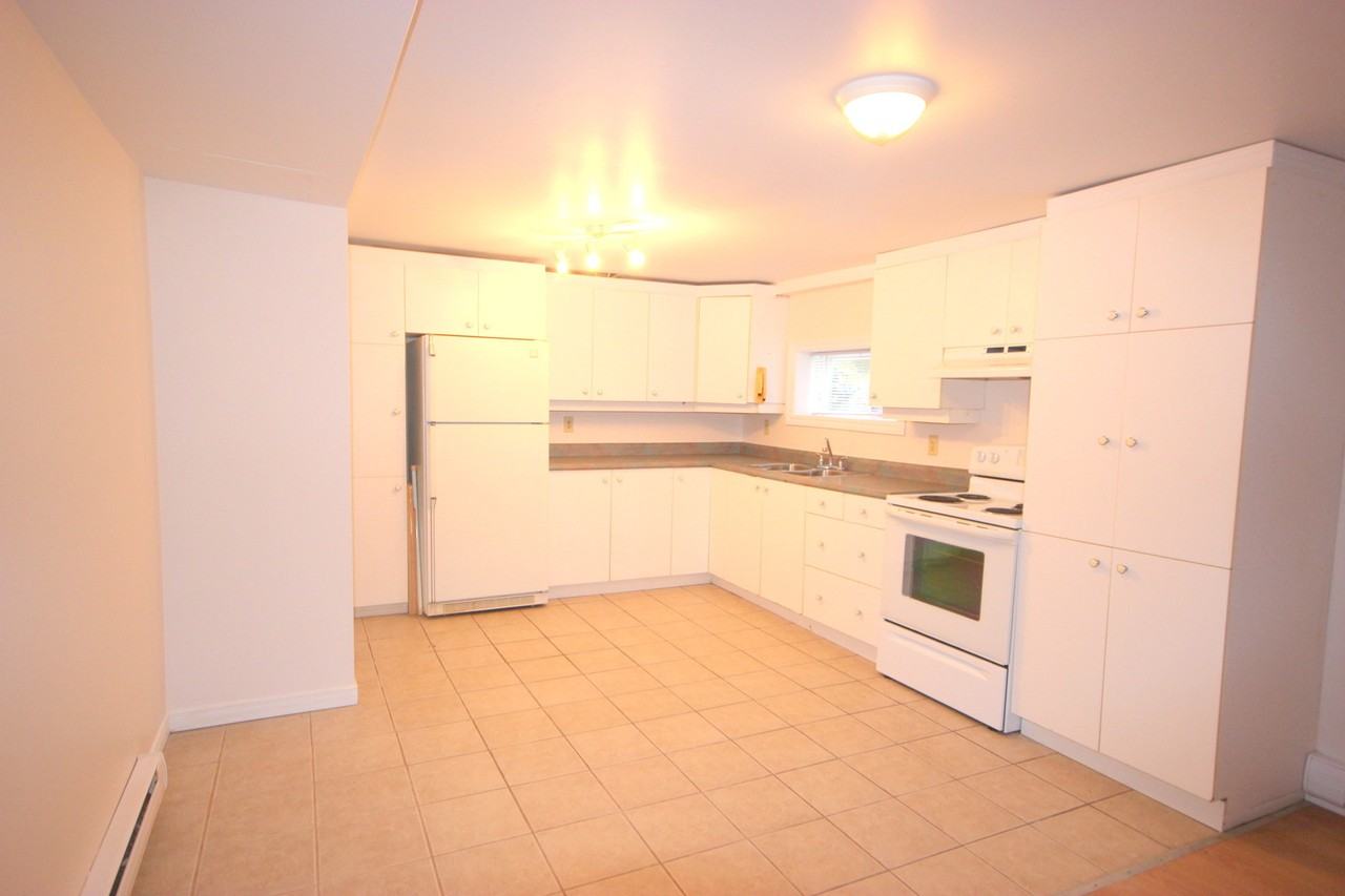 1592 Tenth Line Rd - Photo 2 of 6