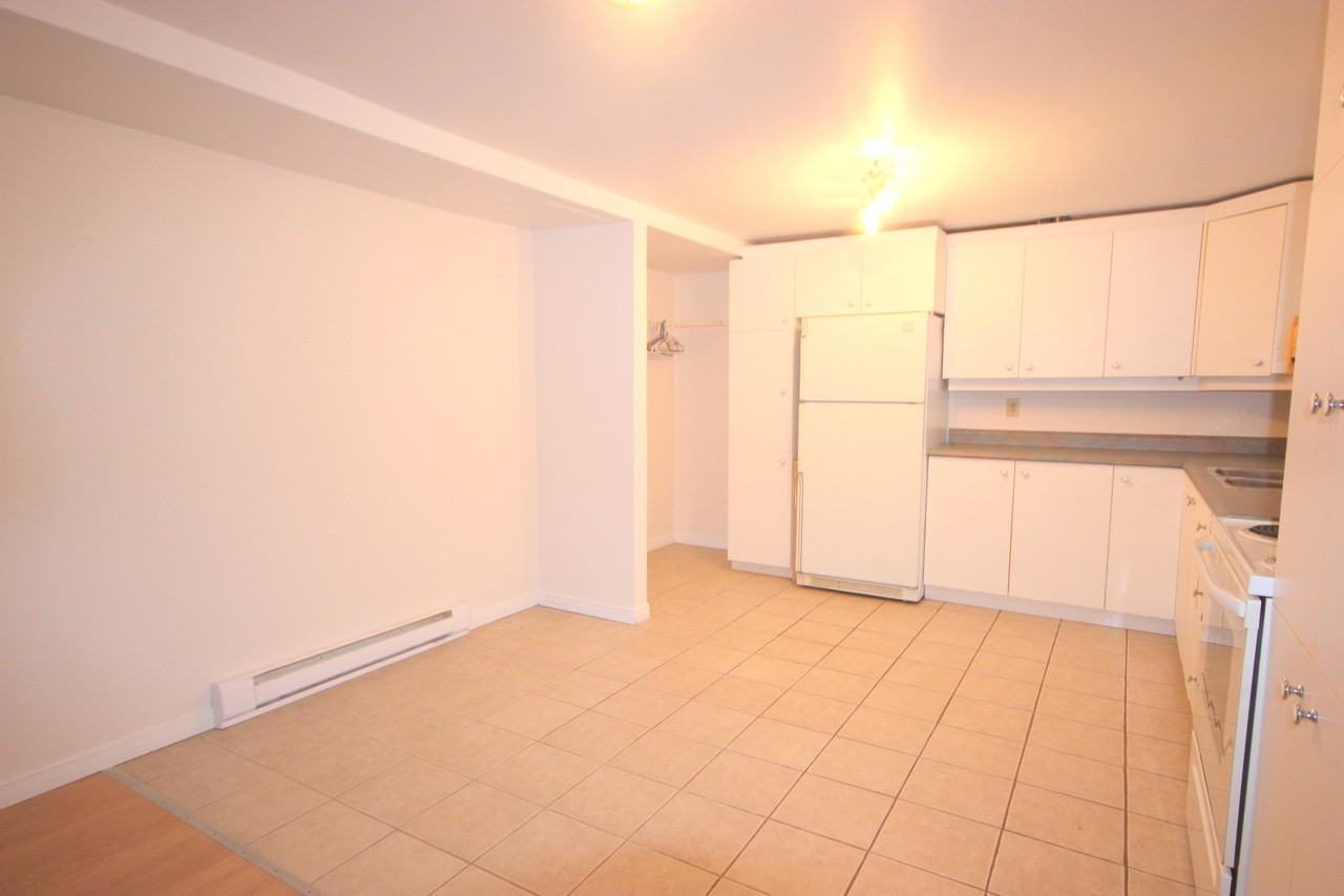 1592 Tenth Line Rd - Photo 3 of 6