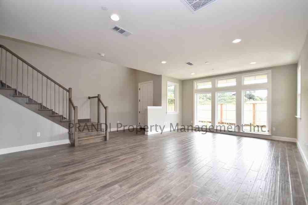 28 Harbor St - Photo 3 of 17