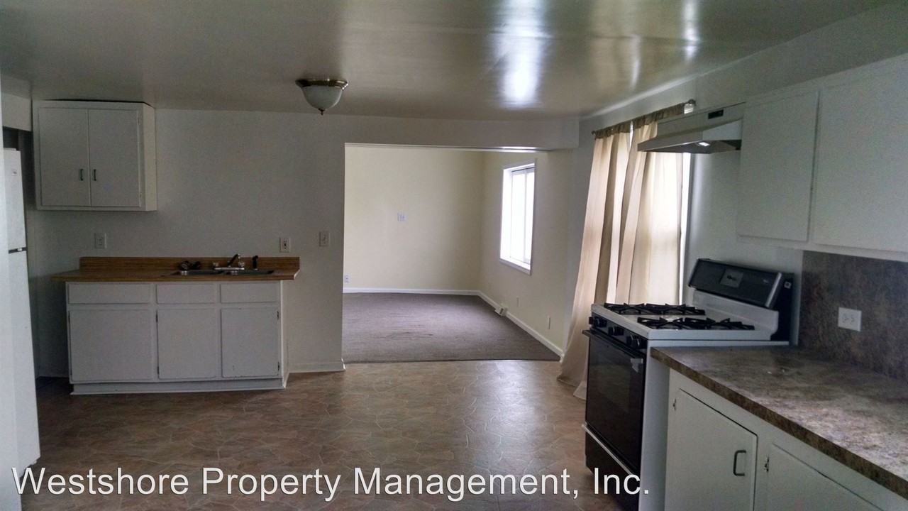 2074 Mann St - Photo 3 of 7