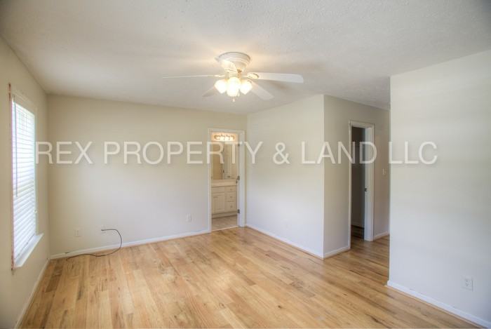 129 Thompson Ave - Photo 3 of 11