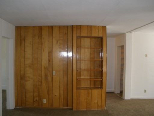 402 Mullan Ave W - Photo 2 of 10