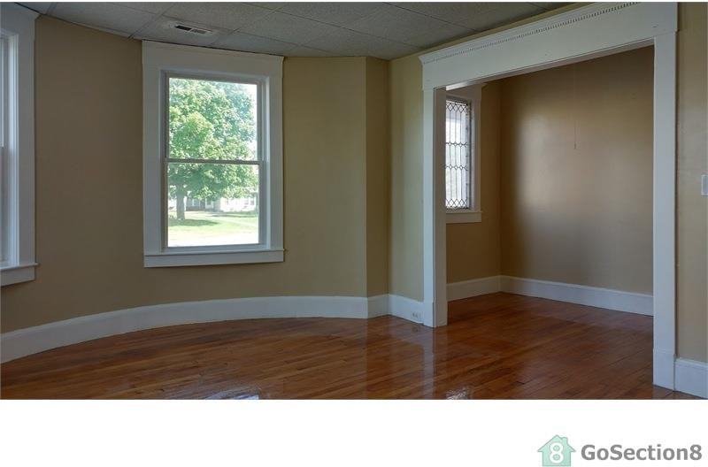 83 St James Ave #1R - Photo 3 of 10