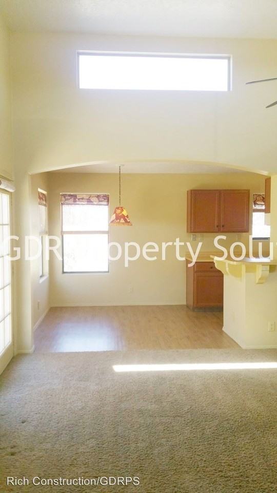 10323 Cueva Del Oso NE - Photo 2 of 7