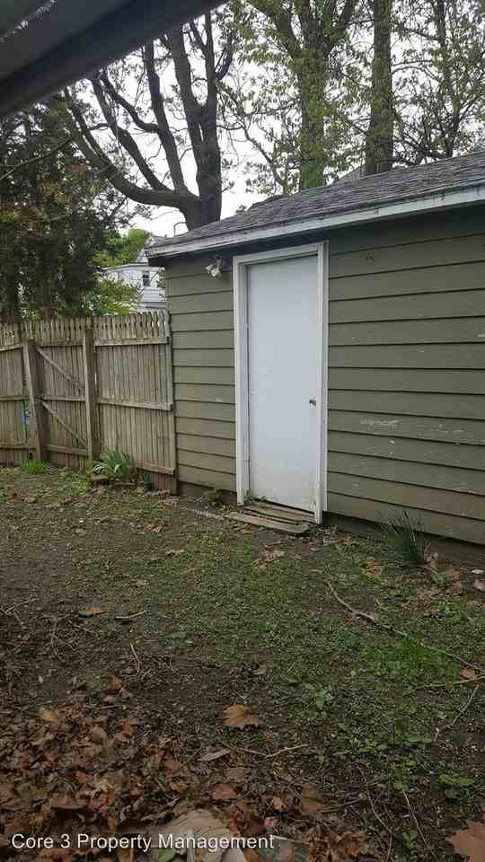 708 S Madison St - Photo 3 of 9