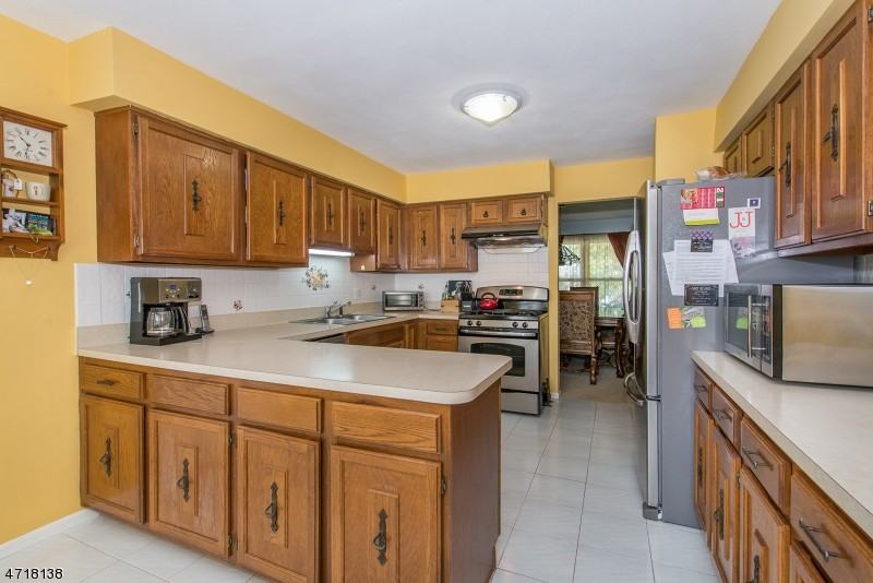 39 Agawam Dr - Photo 3 of 17