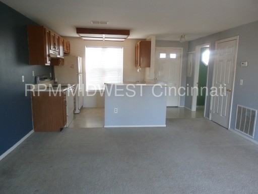 17 Bassett Pl - Photo 3 of 8