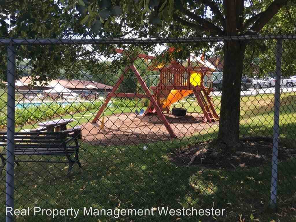 323 Richard Ct - Photo 2 of 16