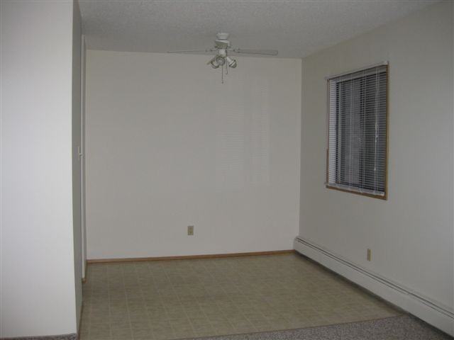 Lincoln Manor - Photo 3 of 5