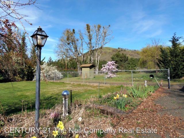 648 Echo Dr - Photo 3 of 14