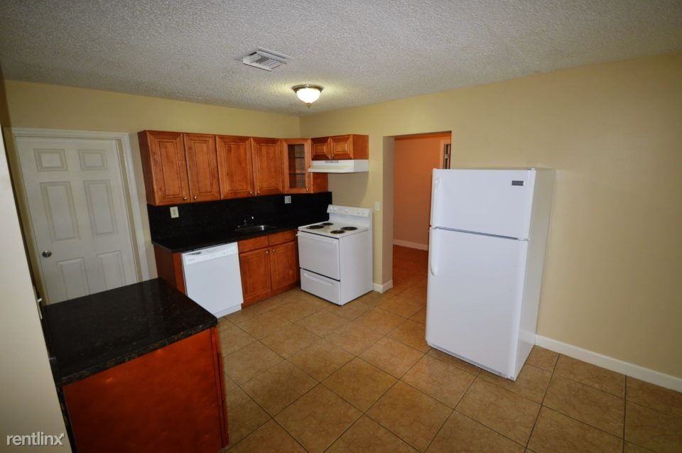 1142 Pinetree Dr - Photo 2 of 11