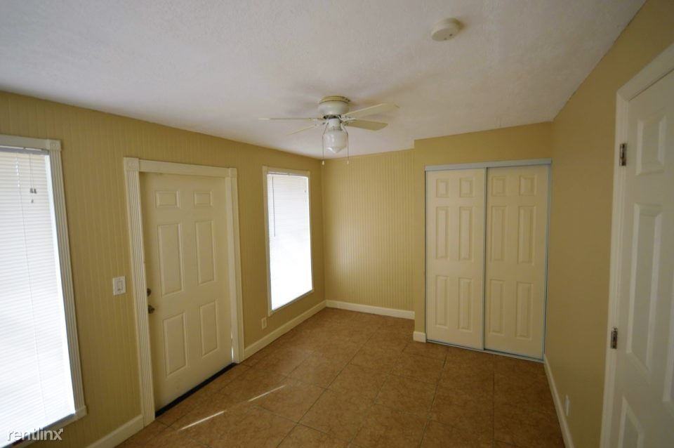1142 Pinetree Dr - Photo 3 of 11