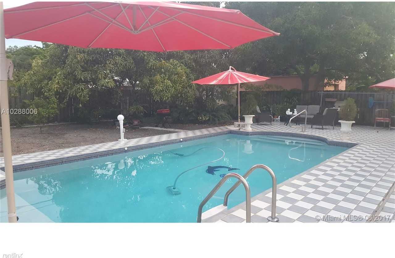 1350 NE 134th St #1 - Photo 3 of 13