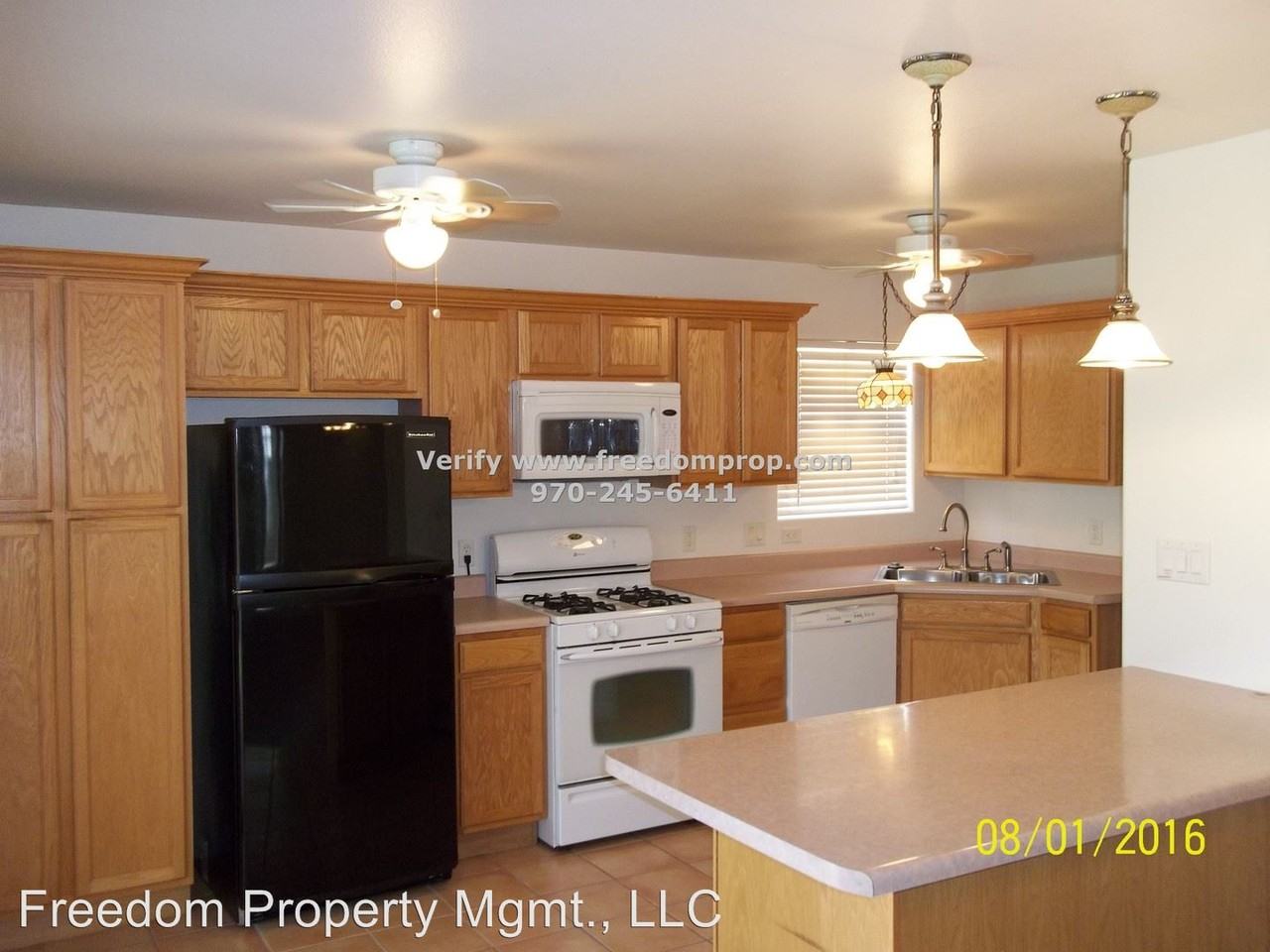 1215 Breeze Dr - Photo 3 of 12