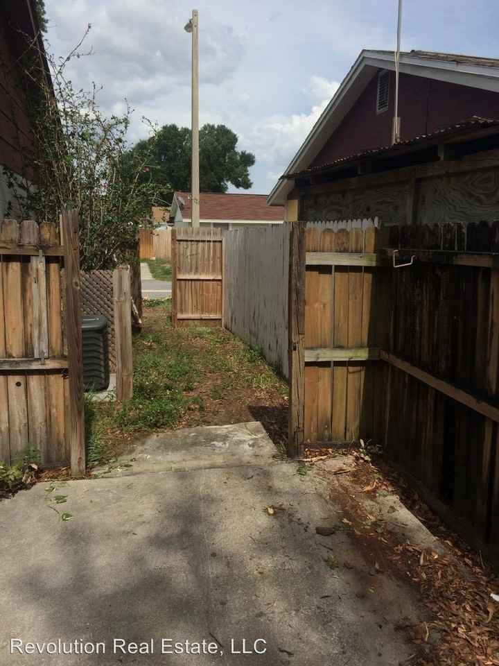 8506 7 Coves Ct - Photo 3 of 26