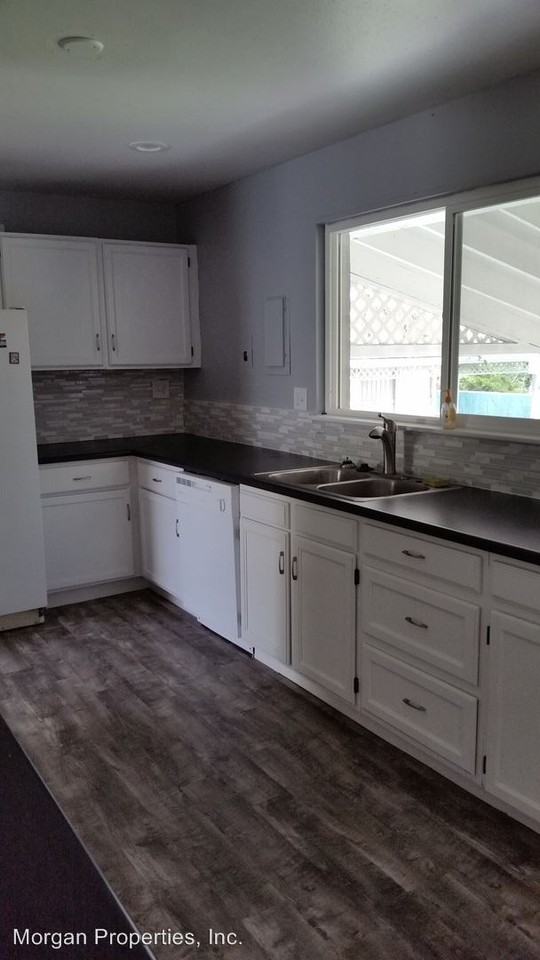 4835 Moorhead Ave - Photo 2 of 4