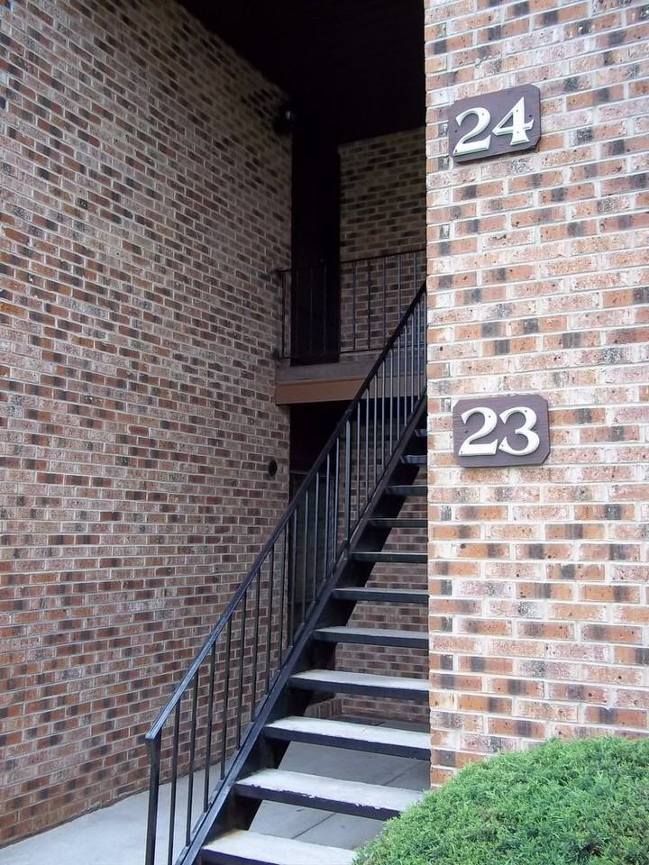 24 Uxbridge Pl - Photo 3 of 16