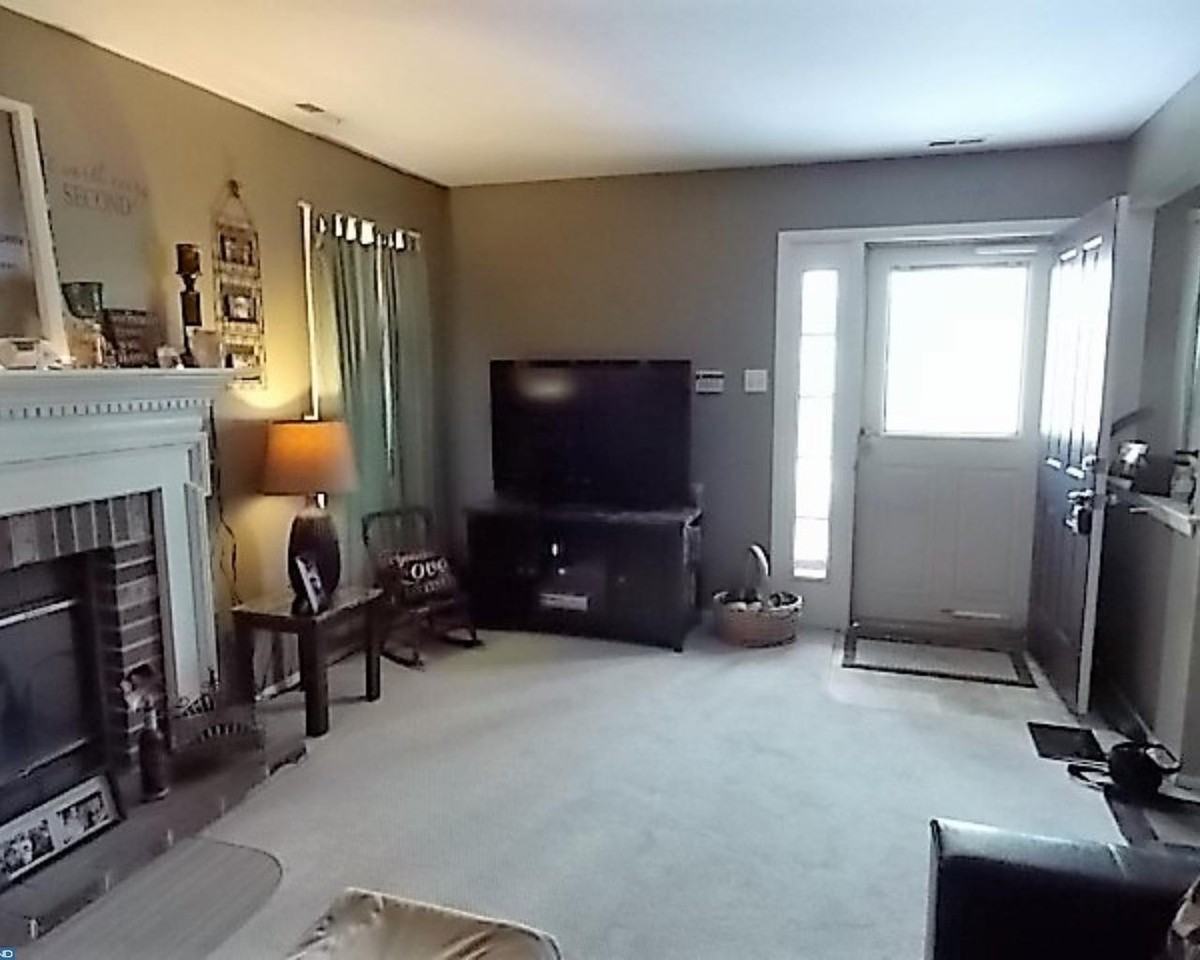 514 Essex Ct - Photo 3 of 15