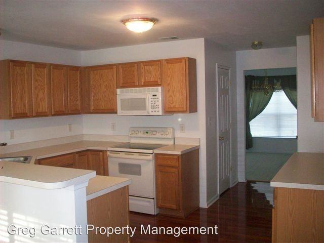 806 Duxbury Cir - Photo 2 of 7