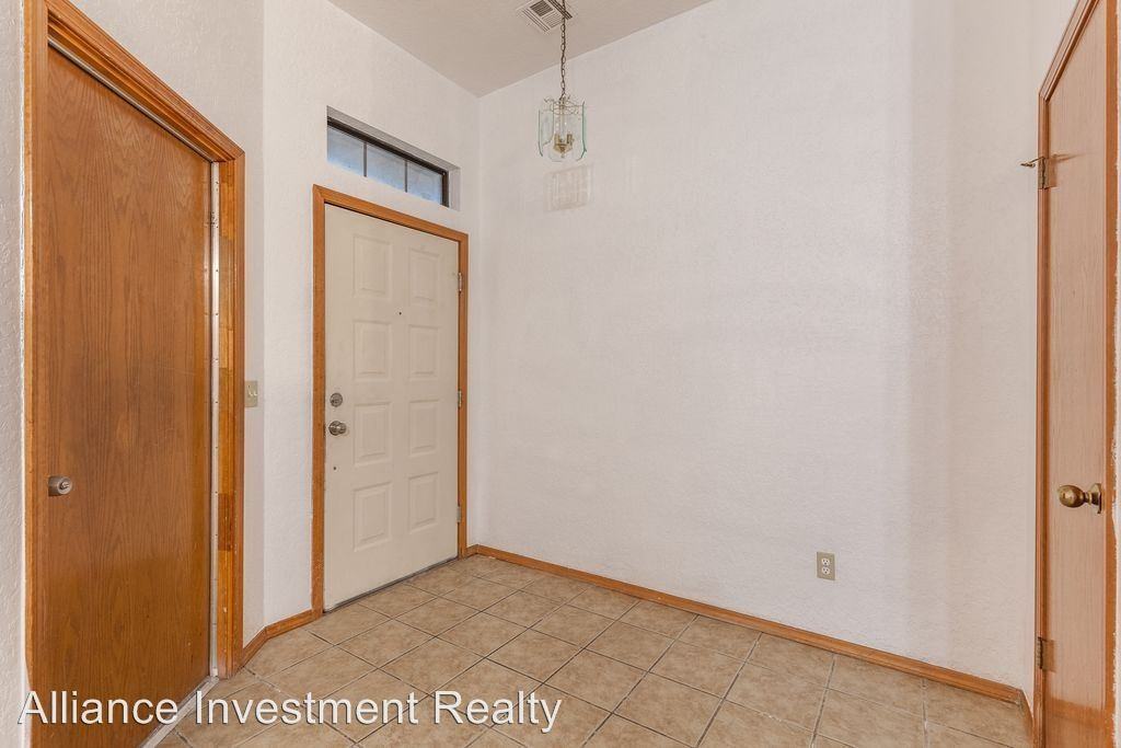 11409 Walters Ave - Photo 3 of 19