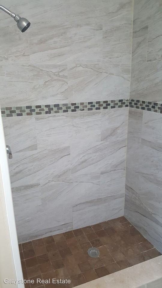 619 W 8th St - Photo 3 of 4