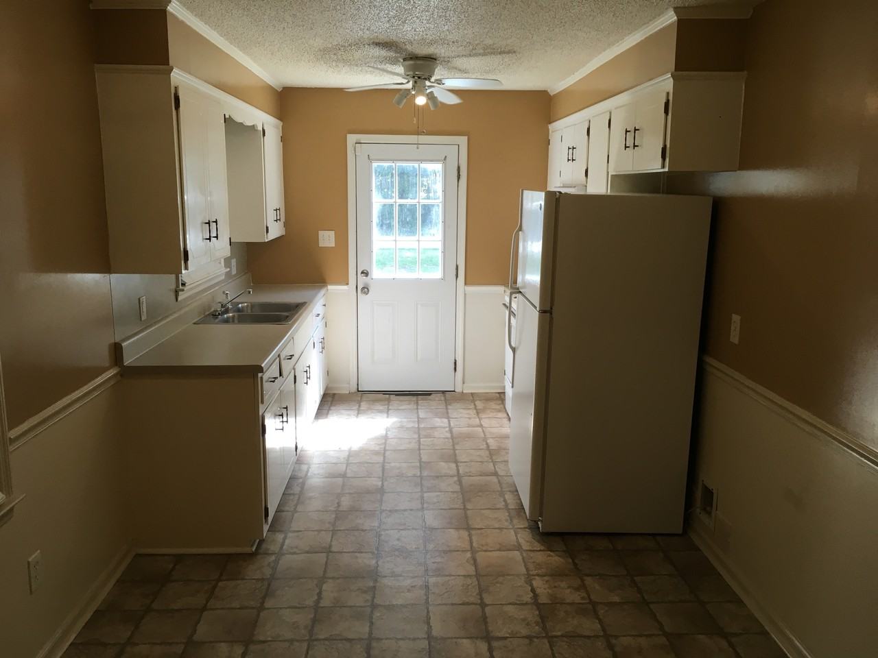 2156 Dover Ln - Photo 2 of 9