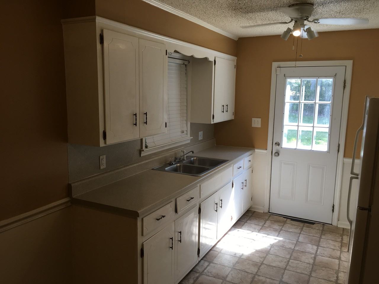 2156 Dover Ln - Photo 3 of 9