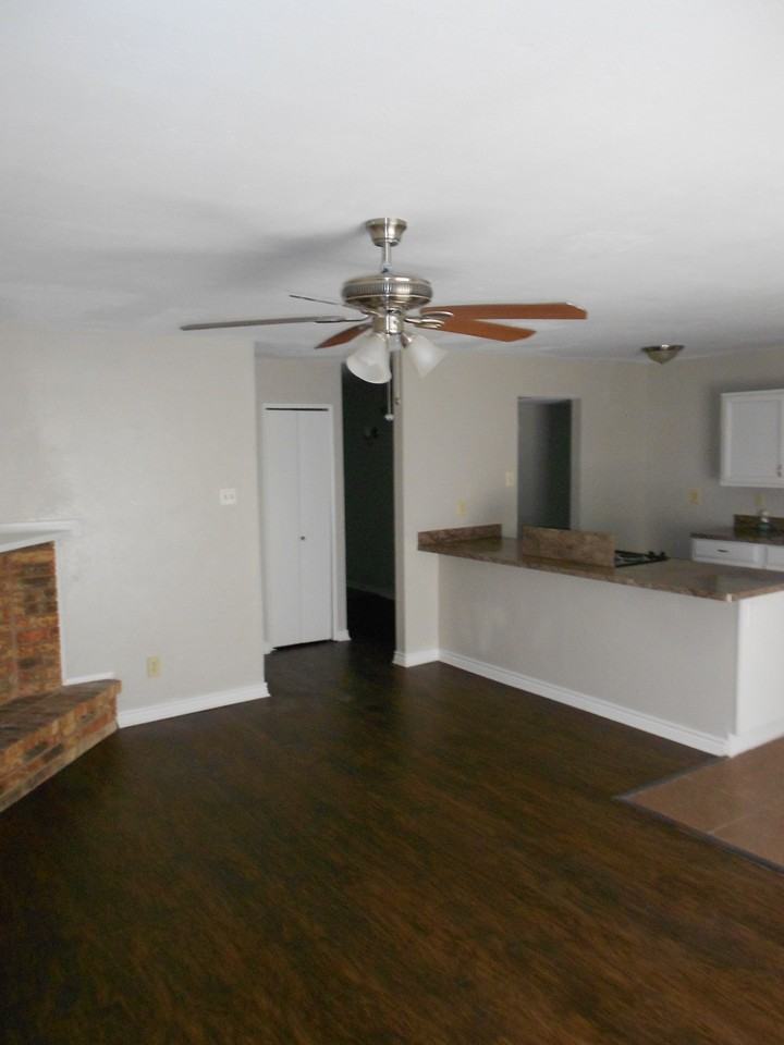 618 Live Oak Dr - Photo 2 of 9