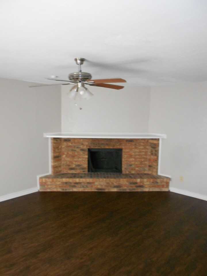 618 Live Oak Dr - Photo 3 of 9