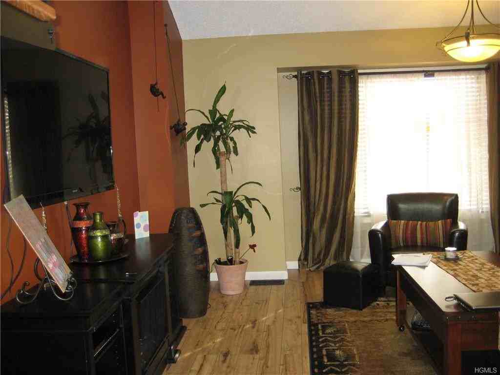 11 Chester Ln #B - Photo 3 of 27